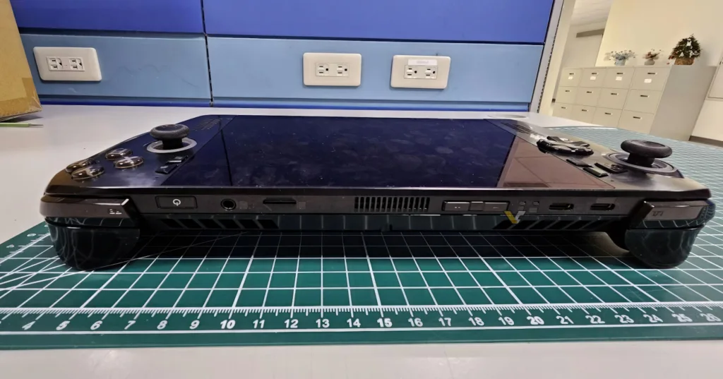 קונסולת ה-Xbox הניידת של מיקרוסופט ואסוס בתמונות ראשונות בצבע שחור