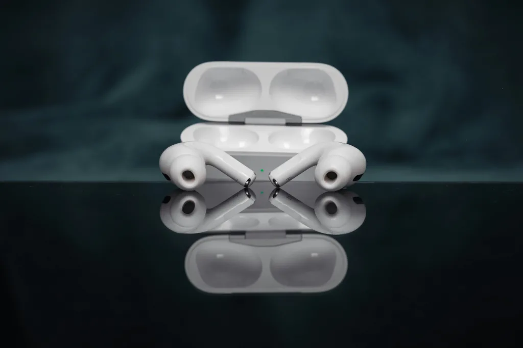 AirPods \ תמונה: Omid A - Unsplash
