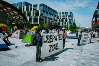 תמונה: No Azure for Apartheid -X (שימוש על פי סעיף 27 א)
