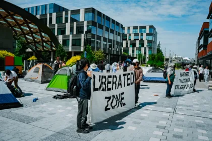 תמונה: No Azure for Apartheid -X (שימוש על פי סעיף 27 א)