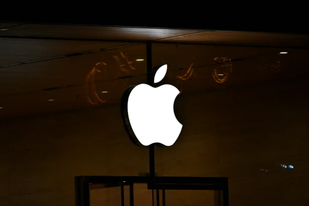 לוגו Apple | תמונה: Amin Z - Unsplash