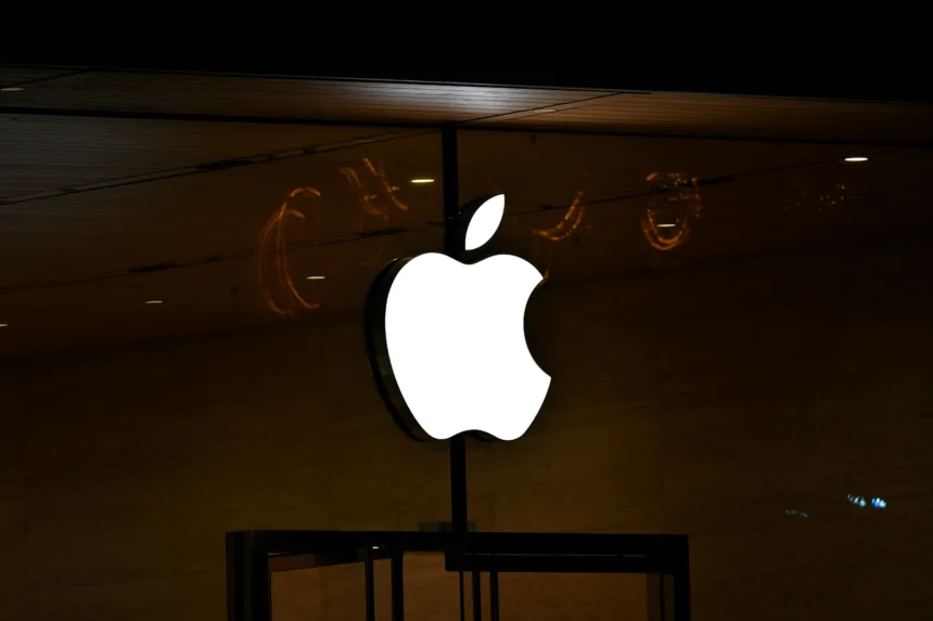 לוגו Apple | תמונה: Amin Z - Unsplash