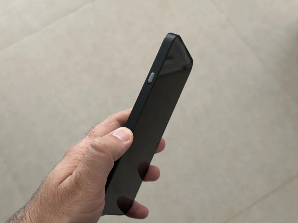 Nothing Phone 4a | תמונה: אלדד מטמון, The Verifier