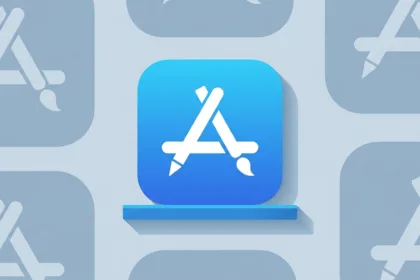 לוגו App Store של אפל על רקע אפור עם לוגואים נוספים.